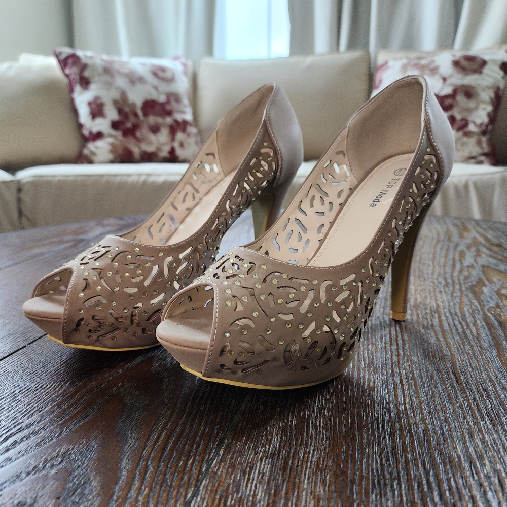 TOP Moda Elegant Tan Peep-Toe Heels Size 8.5us